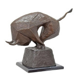 Taur in atac- statueta din bronz cu un soclu din marmura TBA-99, Animale