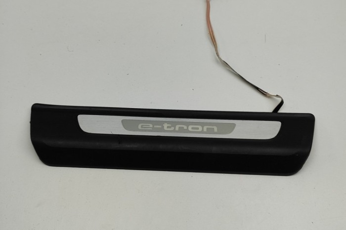 Ornament prag dreapta spate AUDI Q7 4M 2017 OEM: 4M0947418A | 30467263