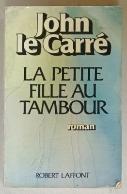 LA PETITE FILLE AU TAMBOUR par JOHN LE CARRE , roman , 1983 , COPERTA CU URME DE UZURA foto