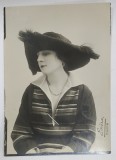STUDIO FOTO EMERA , PARIS , TANARA CU PALARIE TRICORN CU PRET SI DESCRIERE PE VERSO, FOTOGRAFIE PENTRU CASA DE MODA &#039; VERLAINE &#039; , INTERBELICA