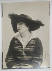 STUDIO FOTO EMERA , PARIS , TANARA CU PALARIE TRICORN CU PRET SI DESCRIERE PE VERSO, FOTOGRAFIE PENTRU CASA DE MODA &#039; VERLAINE &#039; , INTERBELICA