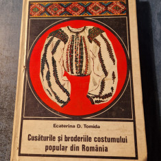 Cusaturile si broderiile costumului popular din Romania Ecaterina D. Tomida