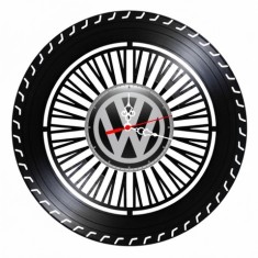 Ceas de perete decorativ realizat din disc de vinil, Model Janta si Anvelopa Volkswagen / VW, Negru, 30 cm