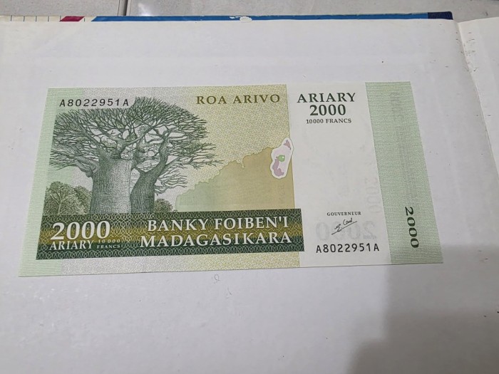 bancnota madagascar 2000 a 2003