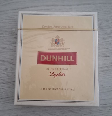 PACHET VECHI TIGARI - &amp;quot; DUNHILL INTERNATIONAL LIGHTS &amp;quot; - PLIN - SIGILAT - CARTONAT - COLECTIE - RAR ! foto