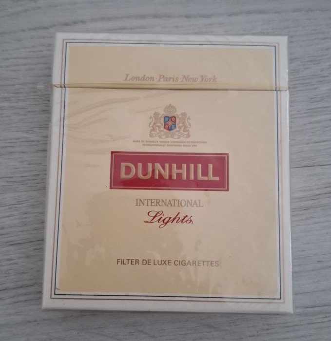PACHET VECHI TIGARI - " DUNHILL INTERNATIONAL LIGHTS " - PLIN - SIGILAT - CARTONAT - COLECTIE - RAR !