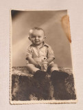 Poza veche de colectie Fotografie bebe cu jucarie in brate