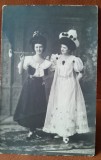 Fotografie tip carte postala, doua prietene, perioada interbelica