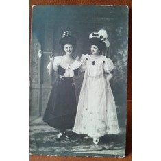 Fotografie tip carte postala, doua prietene, perioada interbelica