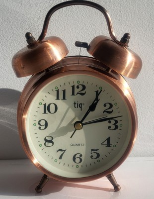 Ceas de masa desteptator, marca TIQ, design retro foto