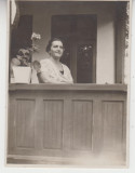 M5 B33 - FOTO - FOTOGRAFIE FOARTE VECHE - doamna in ceardac - anii 1950