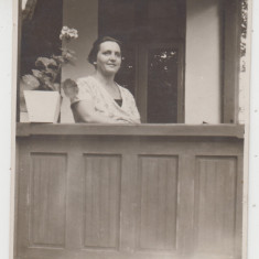M5 B33 - FOTO - FOTOGRAFIE FOARTE VECHE - doamna in ceardac - anii 1950