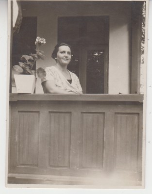M5 B33 - FOTO - FOTOGRAFIE FOARTE VECHE - doamna in ceardac - anii 1950 foto