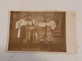 Carte postala veche (1928) tip fotografie, cu 4 femei tinere imbracate in port popular romanesc / artiste muzica populare sau dansatoare
