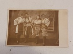 Carte postala veche (1928) tip fotografie, cu 4 femei tinere imbracate in port popular romanesc / artiste muzica populare sau dansatoare