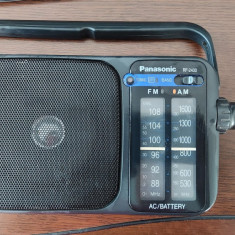 RADIO PANASONIC RF-2400 , FUNCTIONEAZA DOAR PE MEDII .