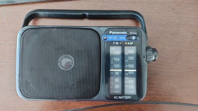 RADIO PANASONIC RF-2400 , FUNCTIONEAZA DOAR PE MEDII . foto