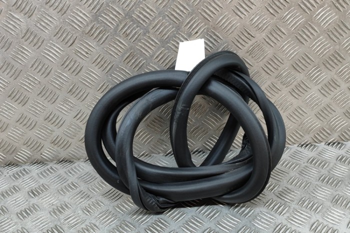 Garnitura ușă dreapta spate CITRO&Euml;N C4 III BA_, BB_, BC_ 2021 OEM: 9833317680 | 27304840