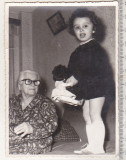 Bnk foto Copii cu jucarii - fetita cu papusa - anii `70, Alb-Negru, Romania de la 1950, Portrete