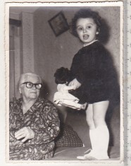 bnk foto Copii cu jucarii - fetita cu papusa - anii `70