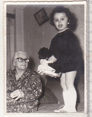 bnk foto Copii cu jucarii - fetita cu papusa - anii `70 foto