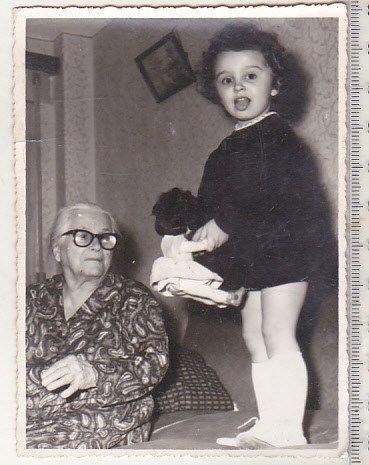 bnk foto Copii cu jucarii - fetita cu papusa - anii `70