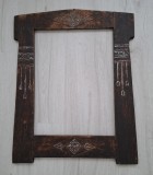 RAMA VECHE DIN LEMN SCULPTATA MANUAL MOTIVE TRADITIONALE - FOTO / TABLOU - DECOR - ARTA POPULARA