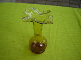 Frumoasa vaza din sticla galbena
