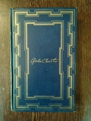 Agatha Christie - Un Cadavre Dans la Bibliotheque. Les Sept Cadrans foto