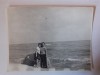 Fotografie dimensiune CP cu cuplu la Constanța pe malul mării în 1973