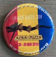 Insigna Congresul al XI-lea de Dacologie, Alba Iulia, 2010, lupul dacic, diametru 5 cm, patriotism, nationalism, Malus Dacus, de colectie, tricolor