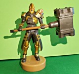 Figurină Universul Fornite Series 3 Stamper, Epic Games &copy; 2020, Ultima Knight, 6.5 cm h, postament diametrul 3 cm: ștampilă cu scutul Dragoncest