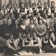 Fotografie veche grup eleve scoala de fete, eleve uniforma perioada interbelica