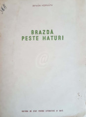 Brazda peste haturi foto