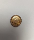 AMS - INSIGNA RO - CENTENARUL MUZEULUI JUDETEAN HUNEDOARA - DEVA,ALAMA, DIAMETRU 2.2 CM