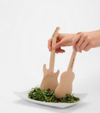 Cumpara ieftin Set linguri salata in forma de chitara | Kikkerland
