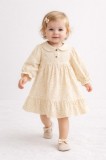 Rochita pentru bebelusi cu imprimeu floral delicat si guler rotund, crem
