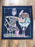 Tapiserie /arta tribala africană textila &icirc;n stil batik care &icirc;nfățișează o scenă figurativă, 90cm x 83cm, Semnata BLM