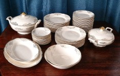 VILLEROY &amp; BOCH serviciu de masa 66 piese portelan crem cu un model clasic din auri aplicat model 7103 fabricat in Franta anii &#039; 50 _ 12 persoane