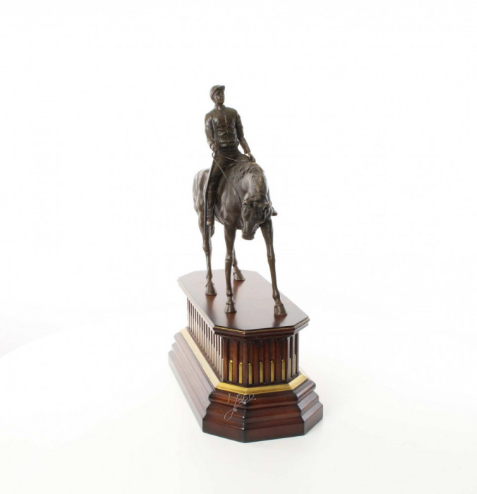 Jocheu calare- statueta din bronz pe un soclu din lemn JK-62