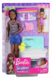 Papusa Barbie mamica bruneta cu bebelus si accesorii de baie