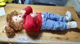 Cumpara ieftin Papusa portelen de colectie cu probleme se vede in poze