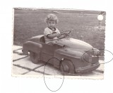 Foto copil cu masinuta, cu stampila de studio, Alb-Negru, Romania de la 1950, Portrete