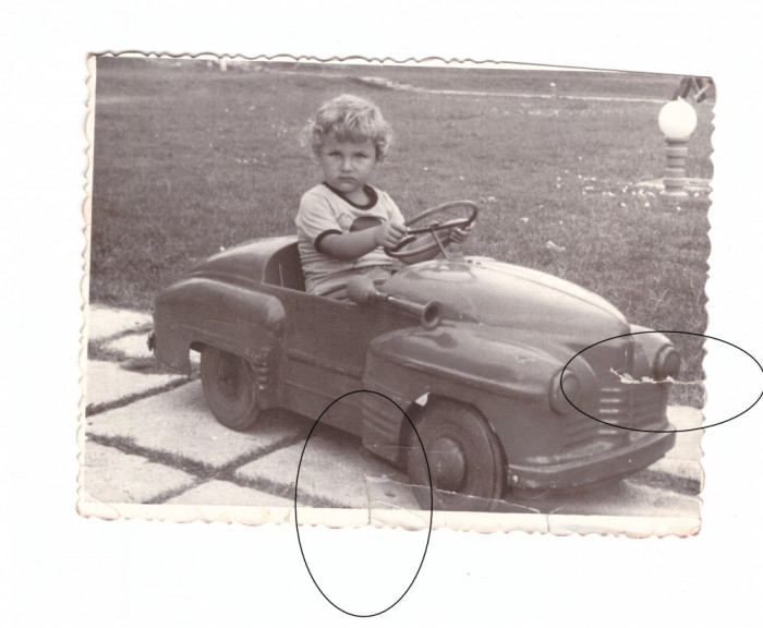 Foto copil cu masinuta, cu stampila de studio