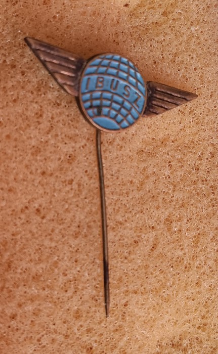 QW9 L 83 - insigna - tematica aviatie - initialele IBUSZ
