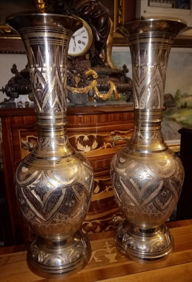 Set de 2 elegante vaze din bronz masiv de dimensiuni impresionante gravate foto