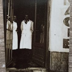 Traian Aiteanu in usa farmaciei omonime, Caracal anii '30// fotografie
