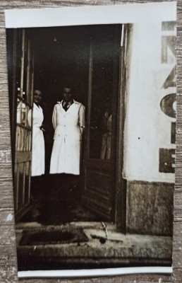 Traian Aiteanu in usa farmaciei omonime, Caracal anii &amp;#039;30// fotografie foto
