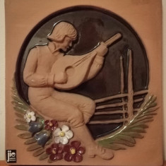Placa aplica perete ceramica JIE Gantofta by Solveig baiat cu mandolina