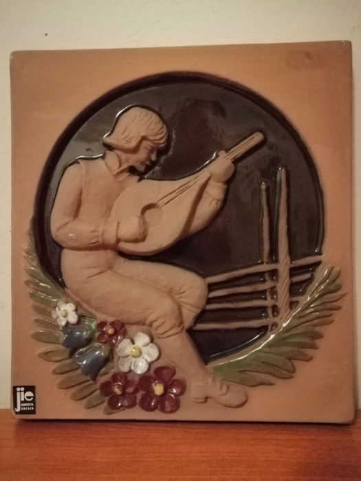 Placa aplica perete ceramica JIE Gantofta by Solveig baiat cu mandolina
